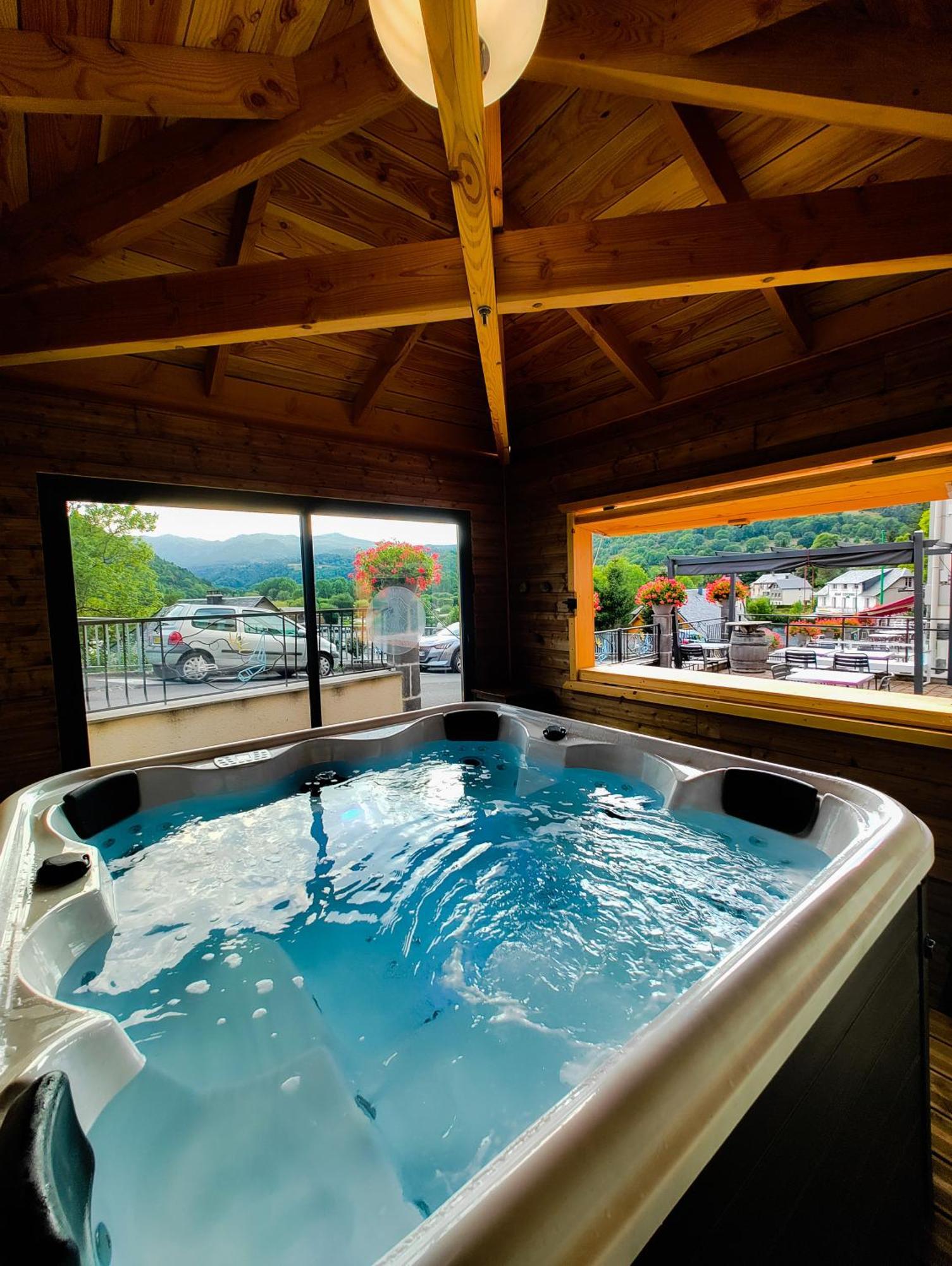 Logis Hotel Le Beau Site Chambon-sur-Lac Bagian luar foto