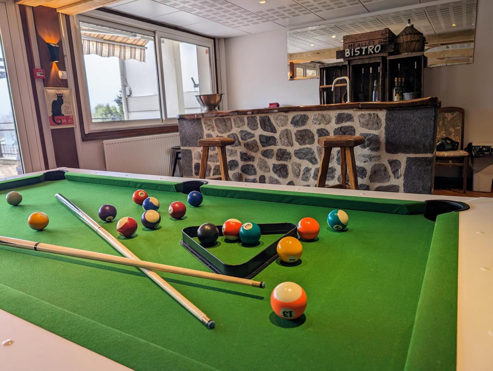 Logis Hotel Le Beau Site Chambon-sur-Lac Bagian luar foto