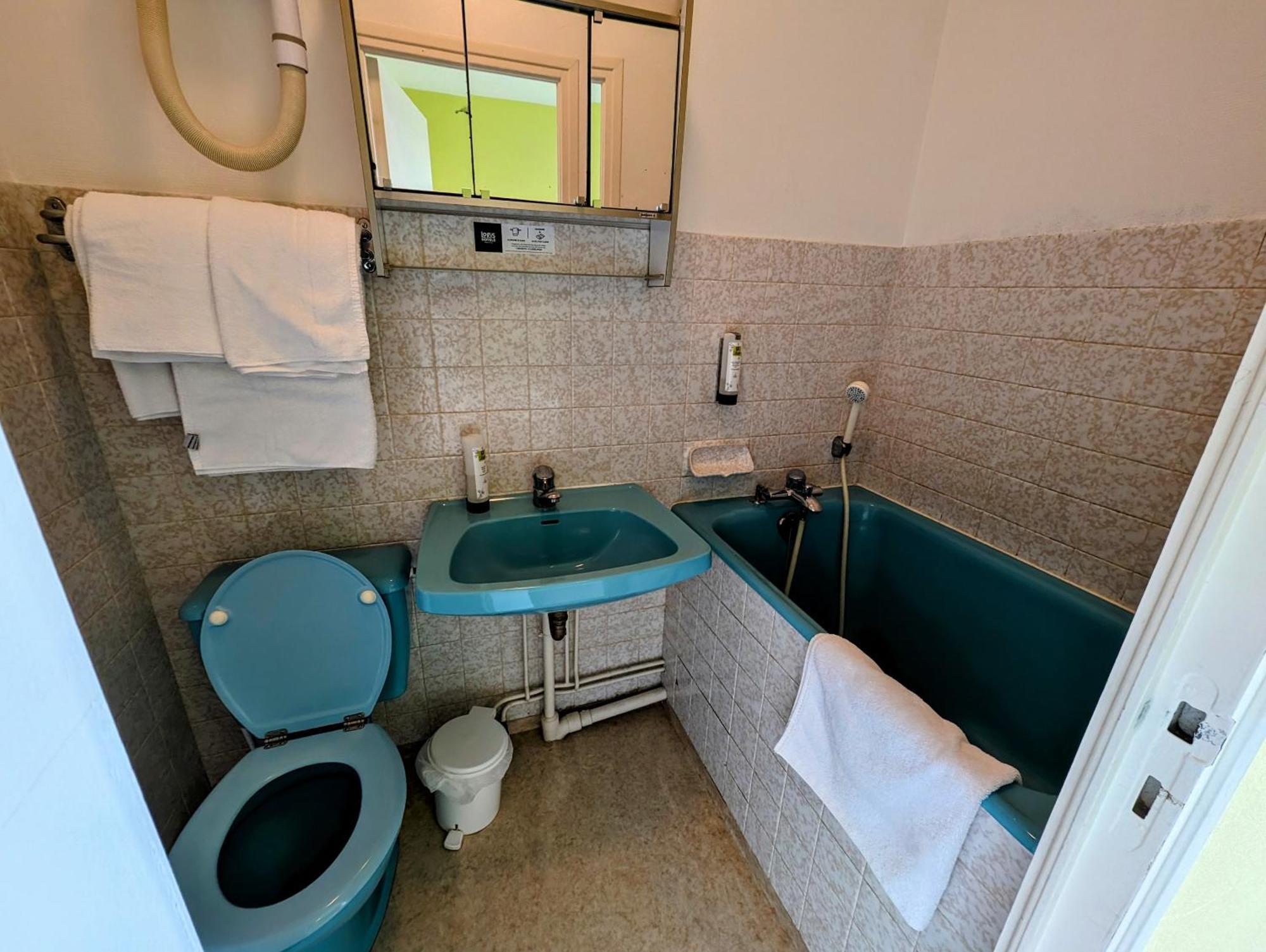 Logis Hotel Le Beau Site Chambon-sur-Lac Bagian luar foto