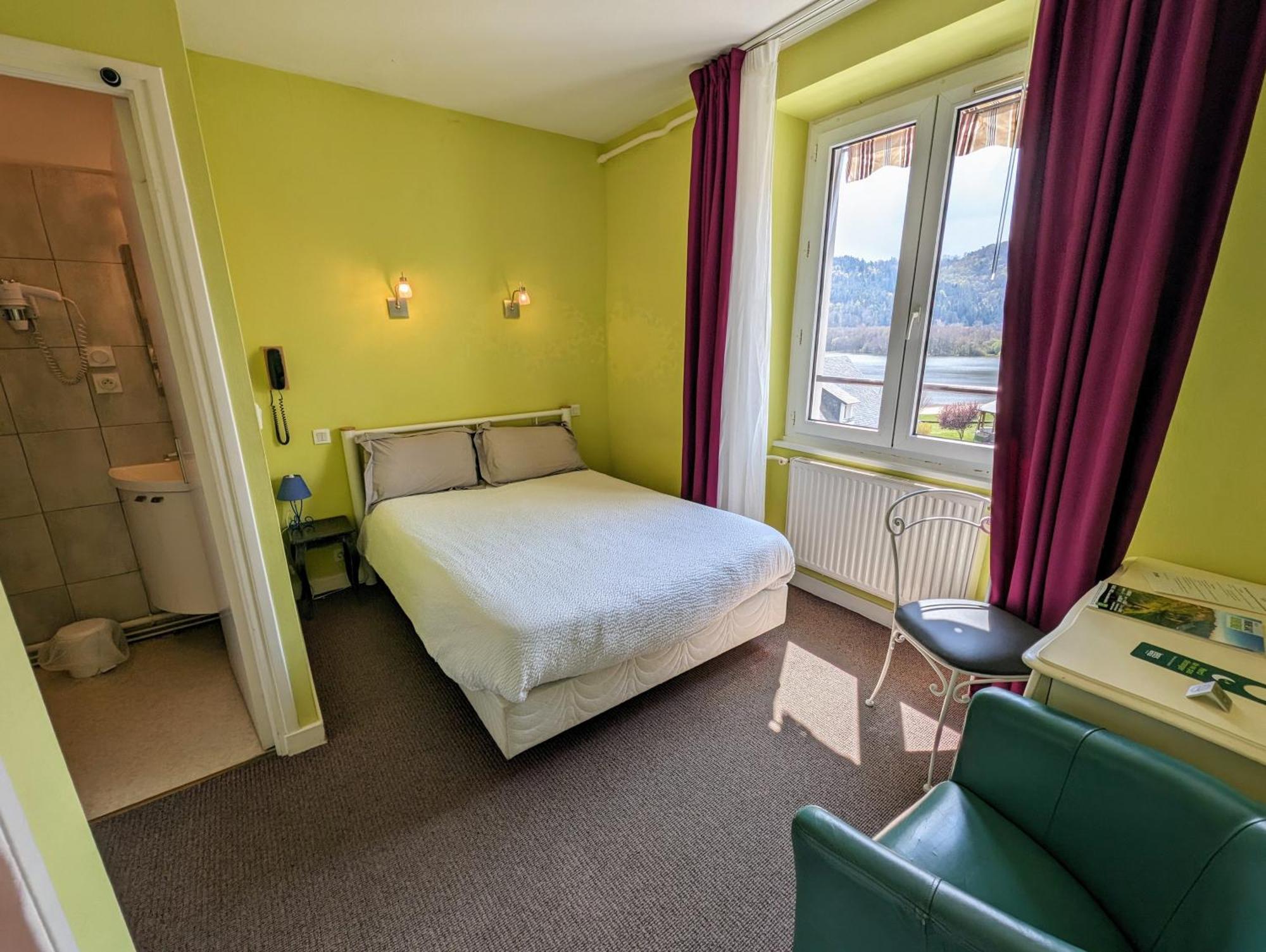 Logis Hotel Le Beau Site Chambon-sur-Lac Bagian luar foto