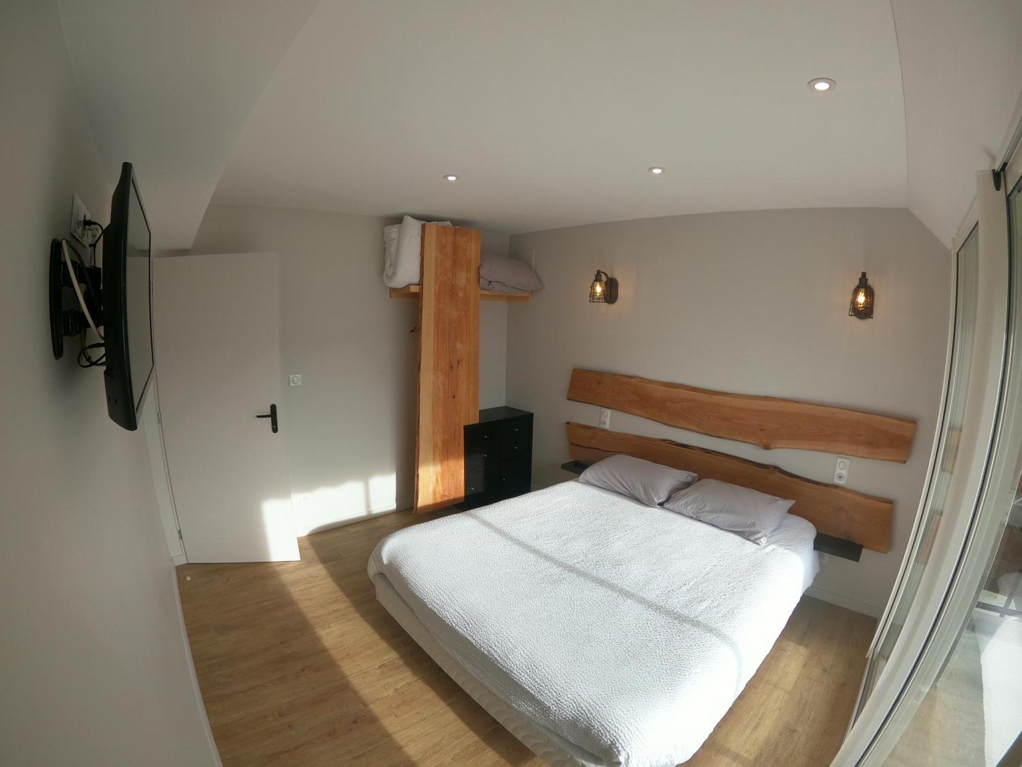 Logis Hotel Le Beau Site Chambon-sur-Lac Bagian luar foto