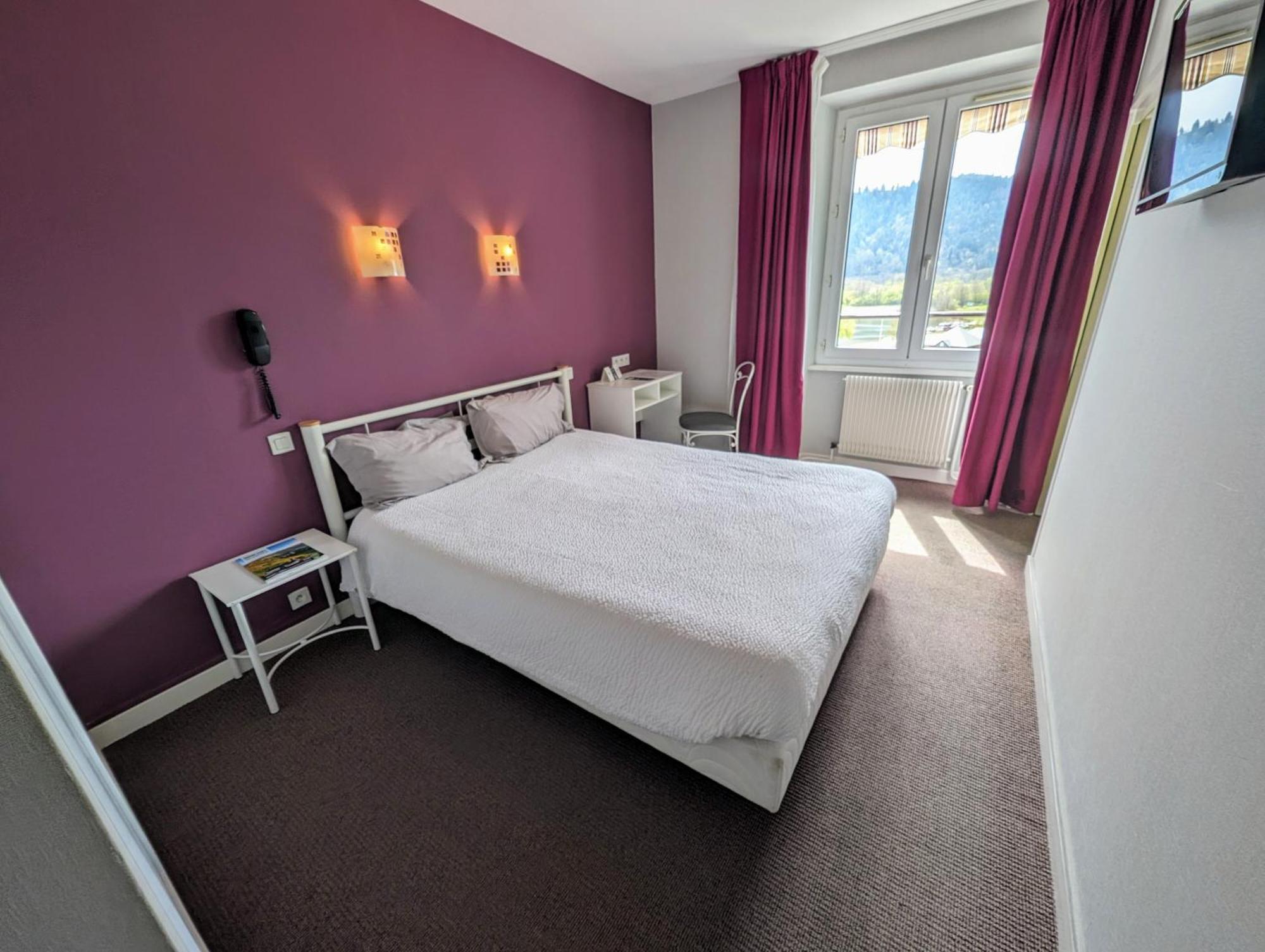 Logis Hotel Le Beau Site Chambon-sur-Lac Bagian luar foto