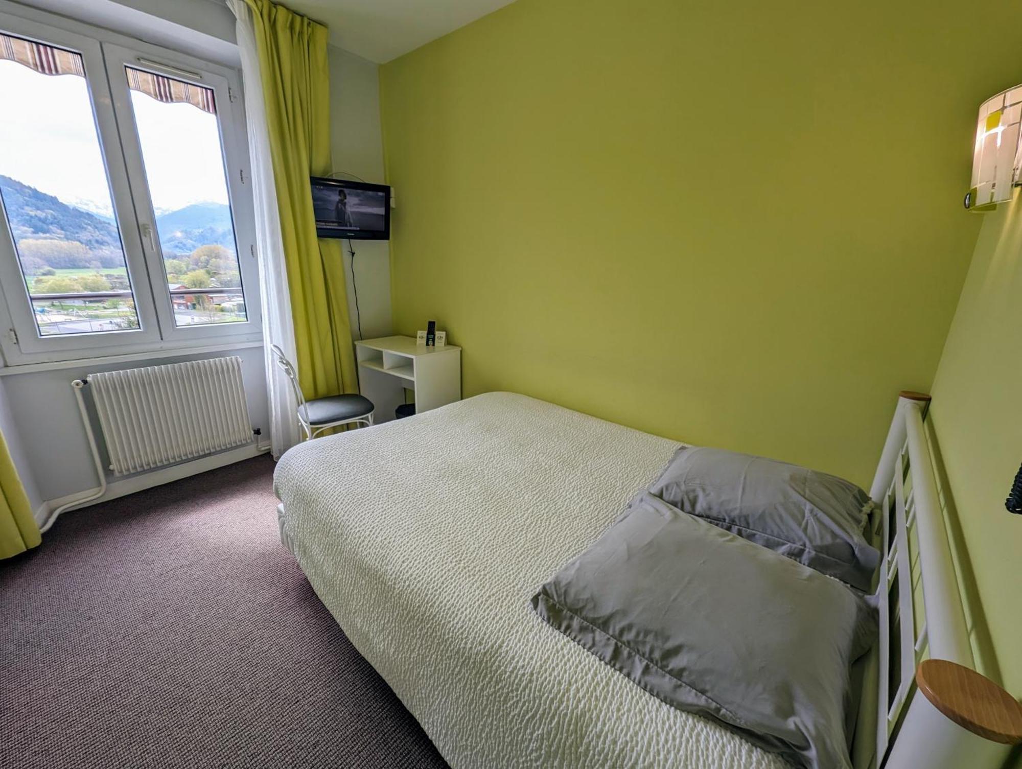 Logis Hotel Le Beau Site Chambon-sur-Lac Bagian luar foto