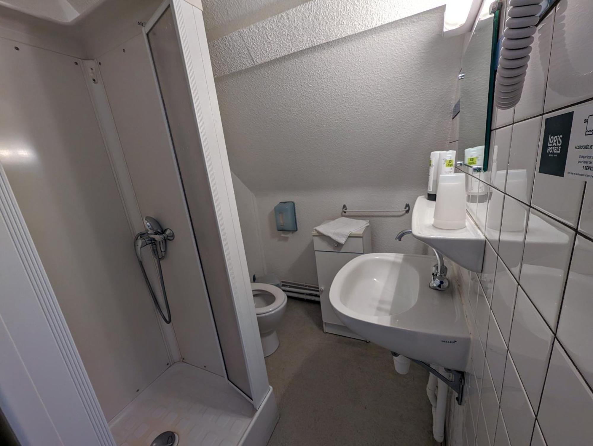 Logis Hotel Le Beau Site Chambon-sur-Lac Bagian luar foto