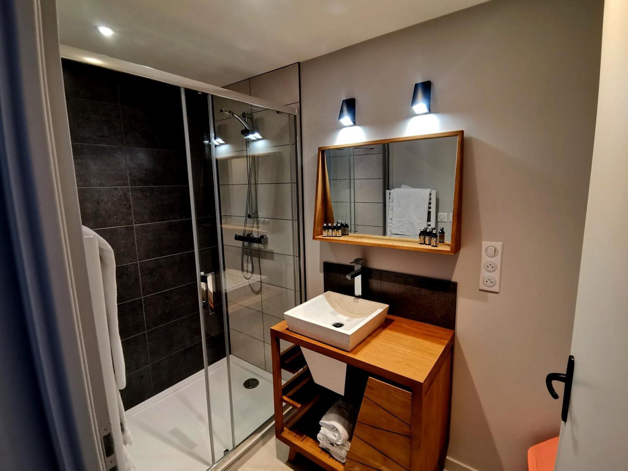 Logis Hotel Le Beau Site Chambon-sur-Lac Bagian luar foto