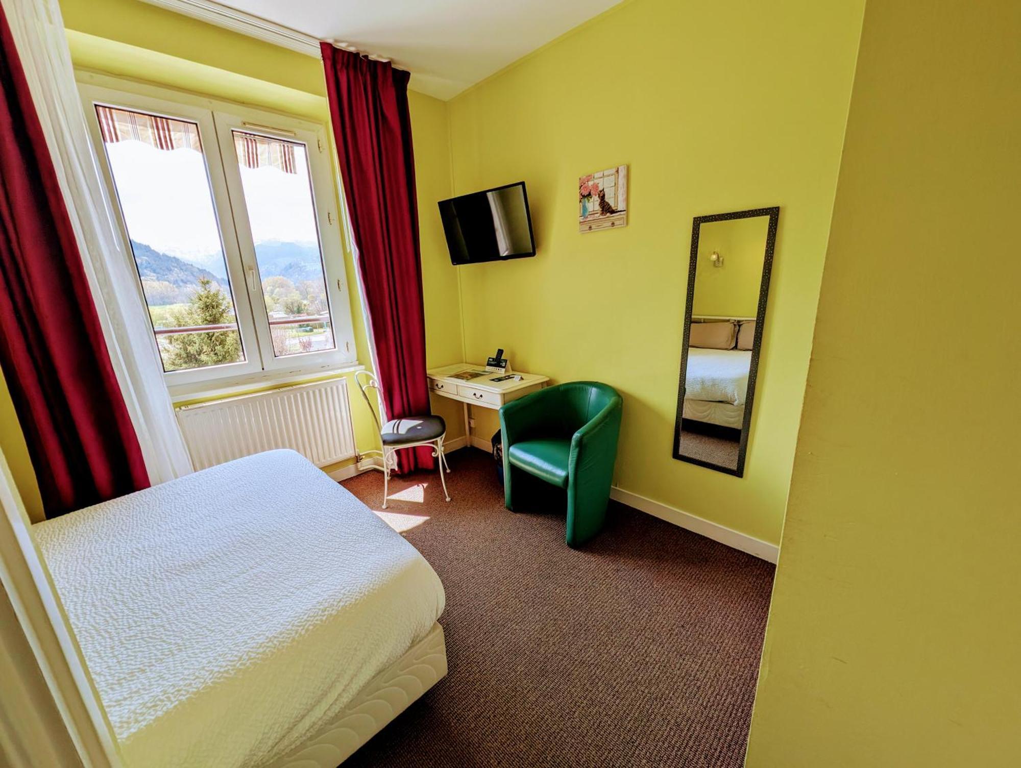 Logis Hotel Le Beau Site Chambon-sur-Lac Bagian luar foto