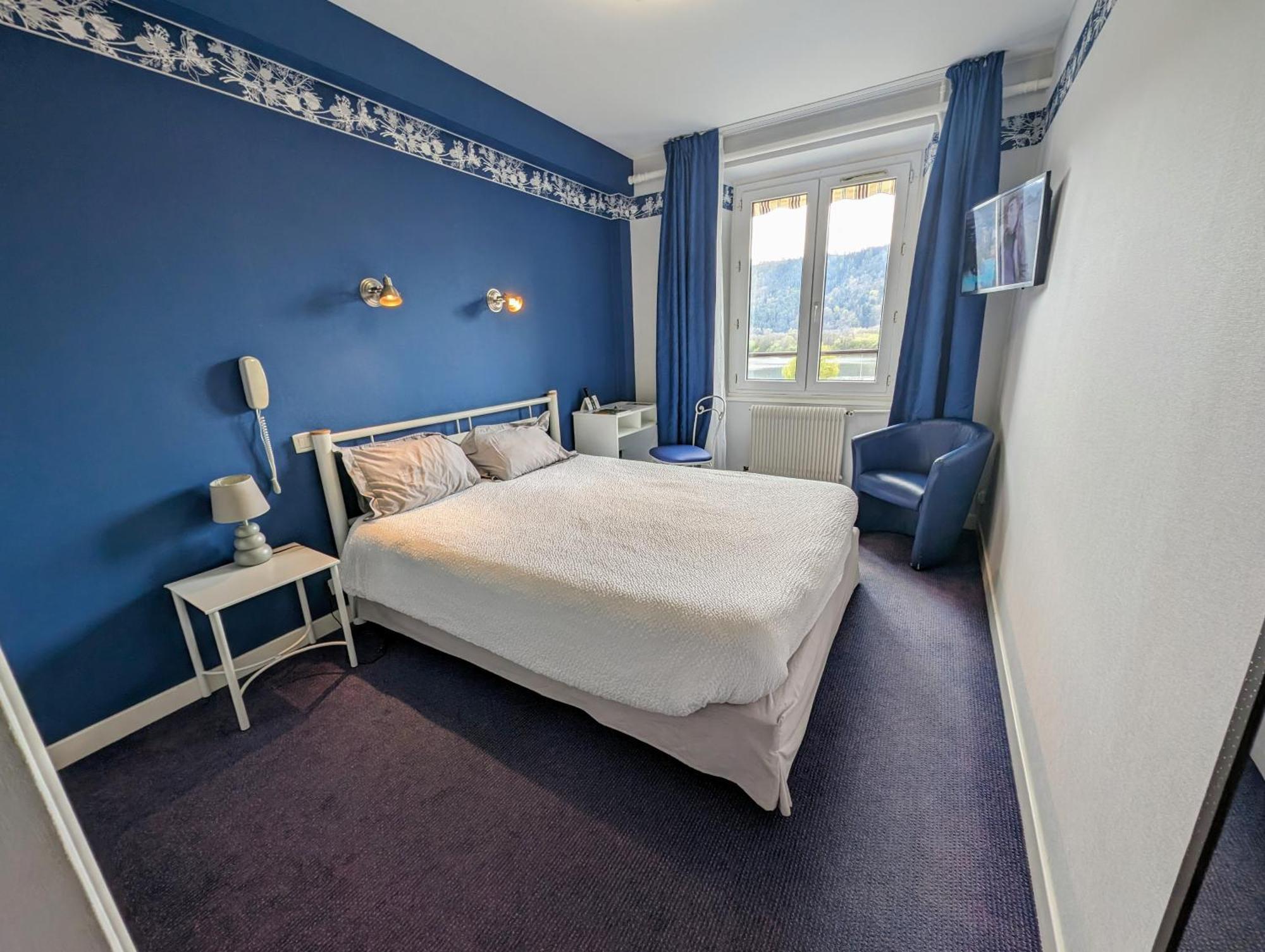 Logis Hotel Le Beau Site Chambon-sur-Lac Bagian luar foto