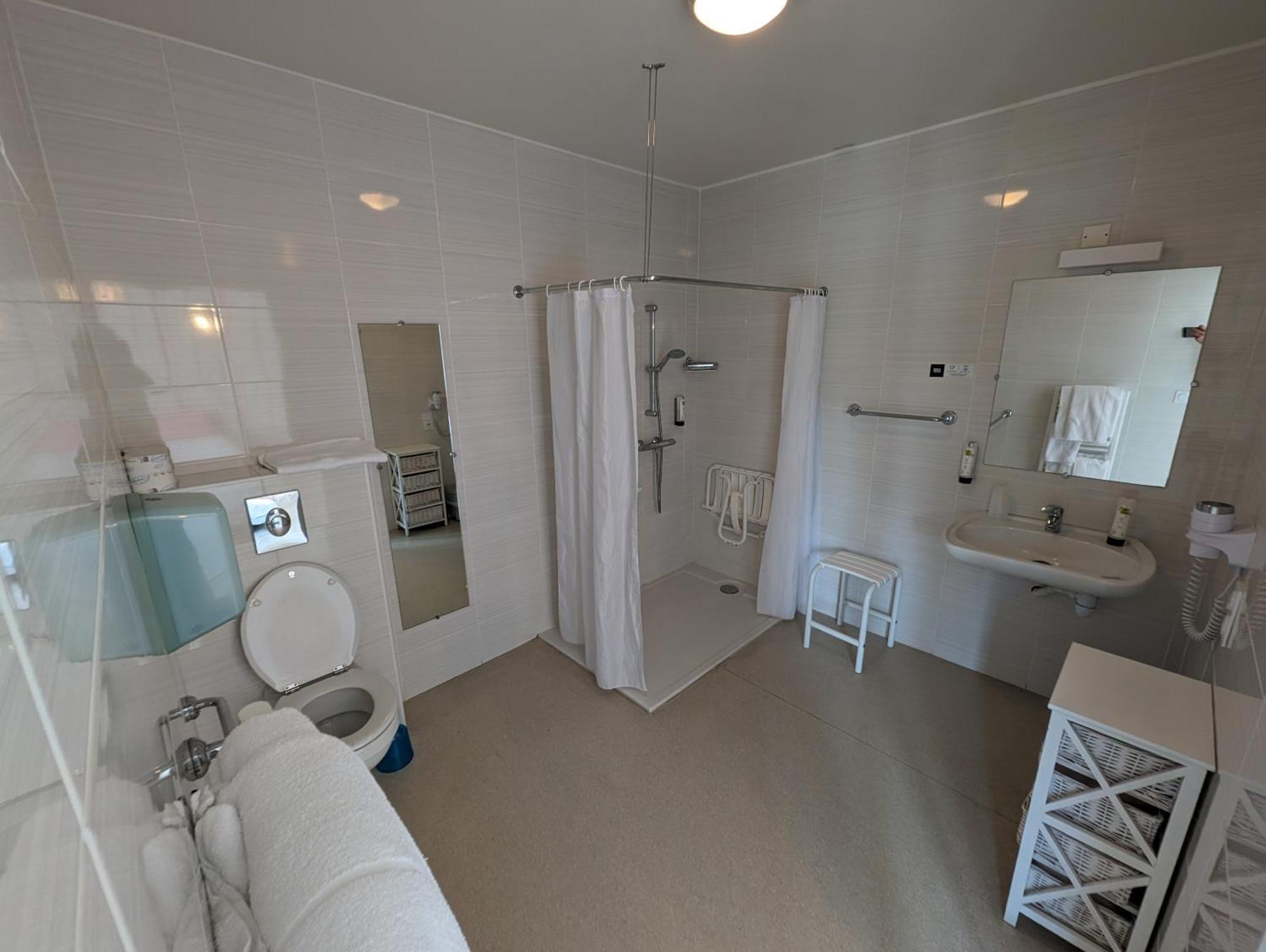Logis Hotel Le Beau Site Chambon-sur-Lac Bagian luar foto