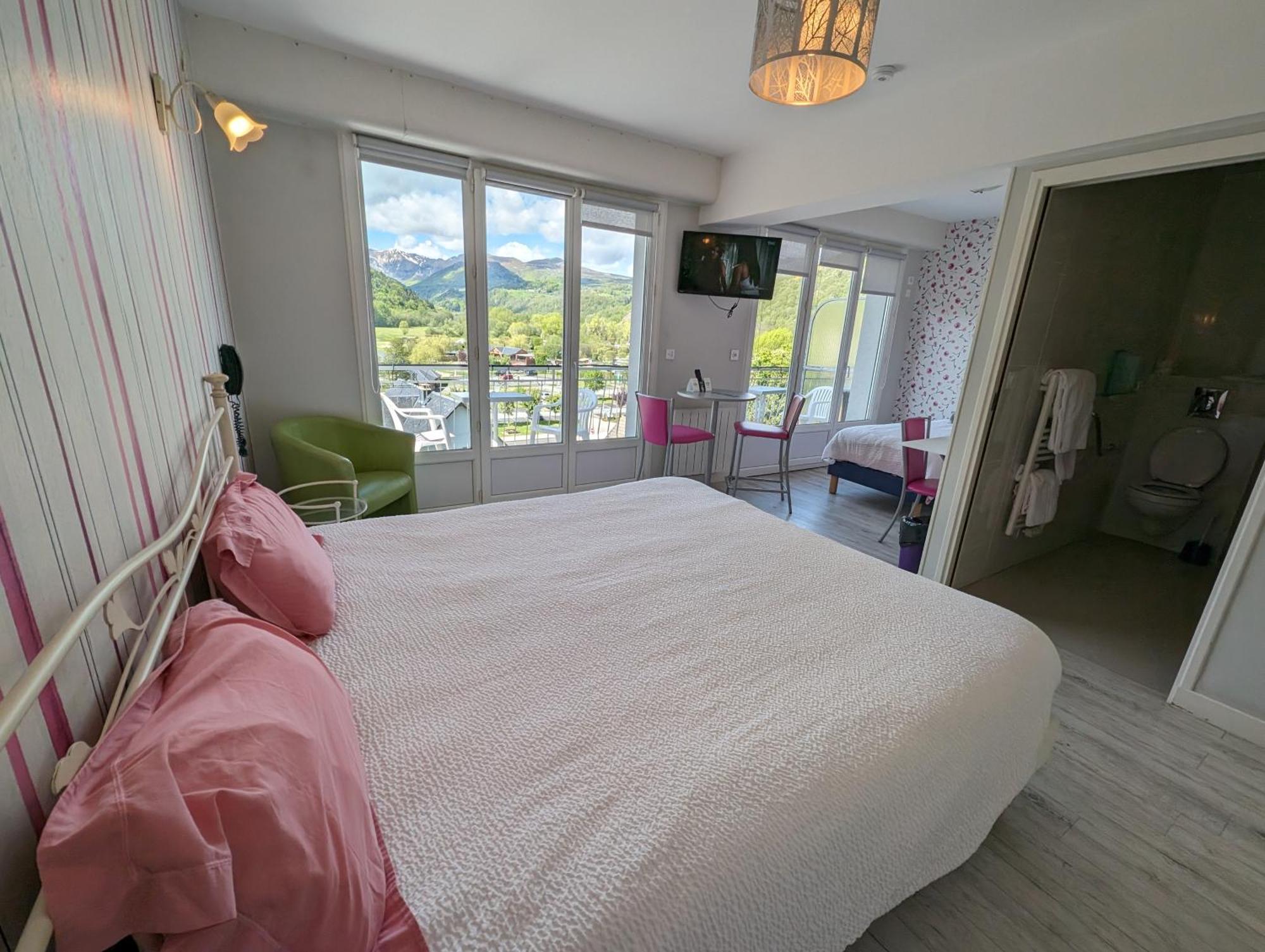 Logis Hotel Le Beau Site Chambon-sur-Lac Bagian luar foto