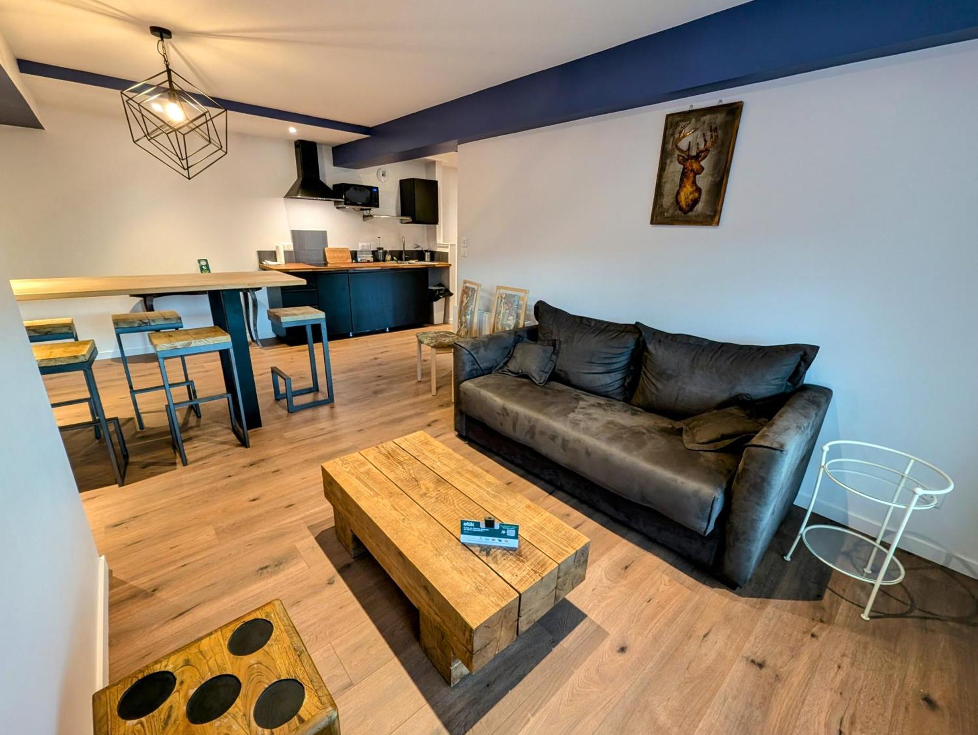 Logis Hotel Le Beau Site Chambon-sur-Lac Bagian luar foto