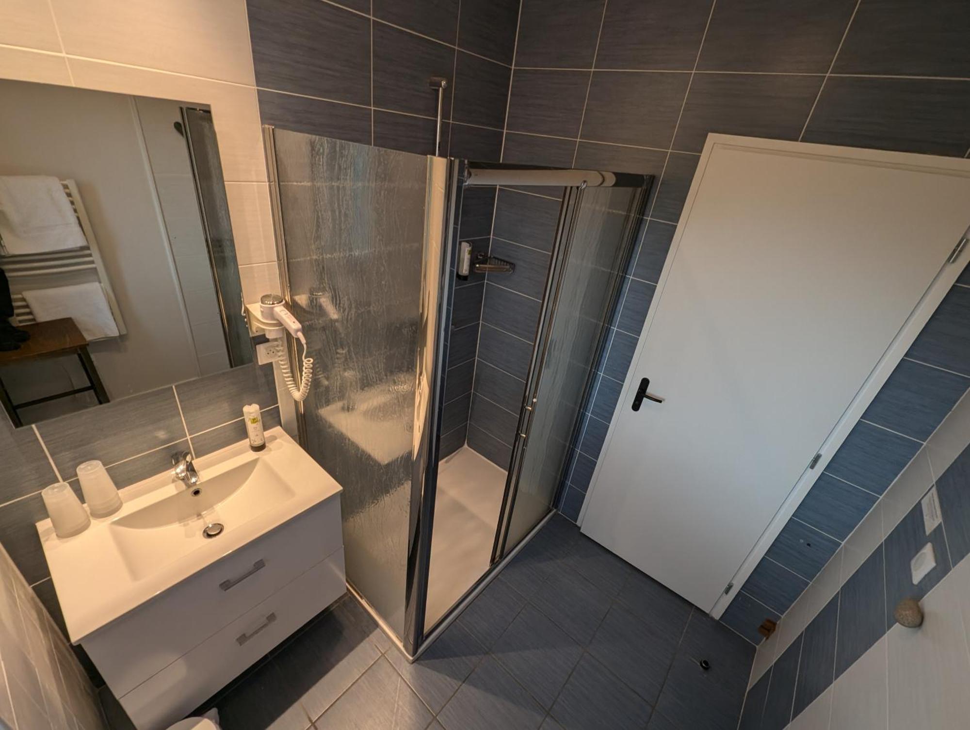 Logis Hotel Le Beau Site Chambon-sur-Lac Bagian luar foto