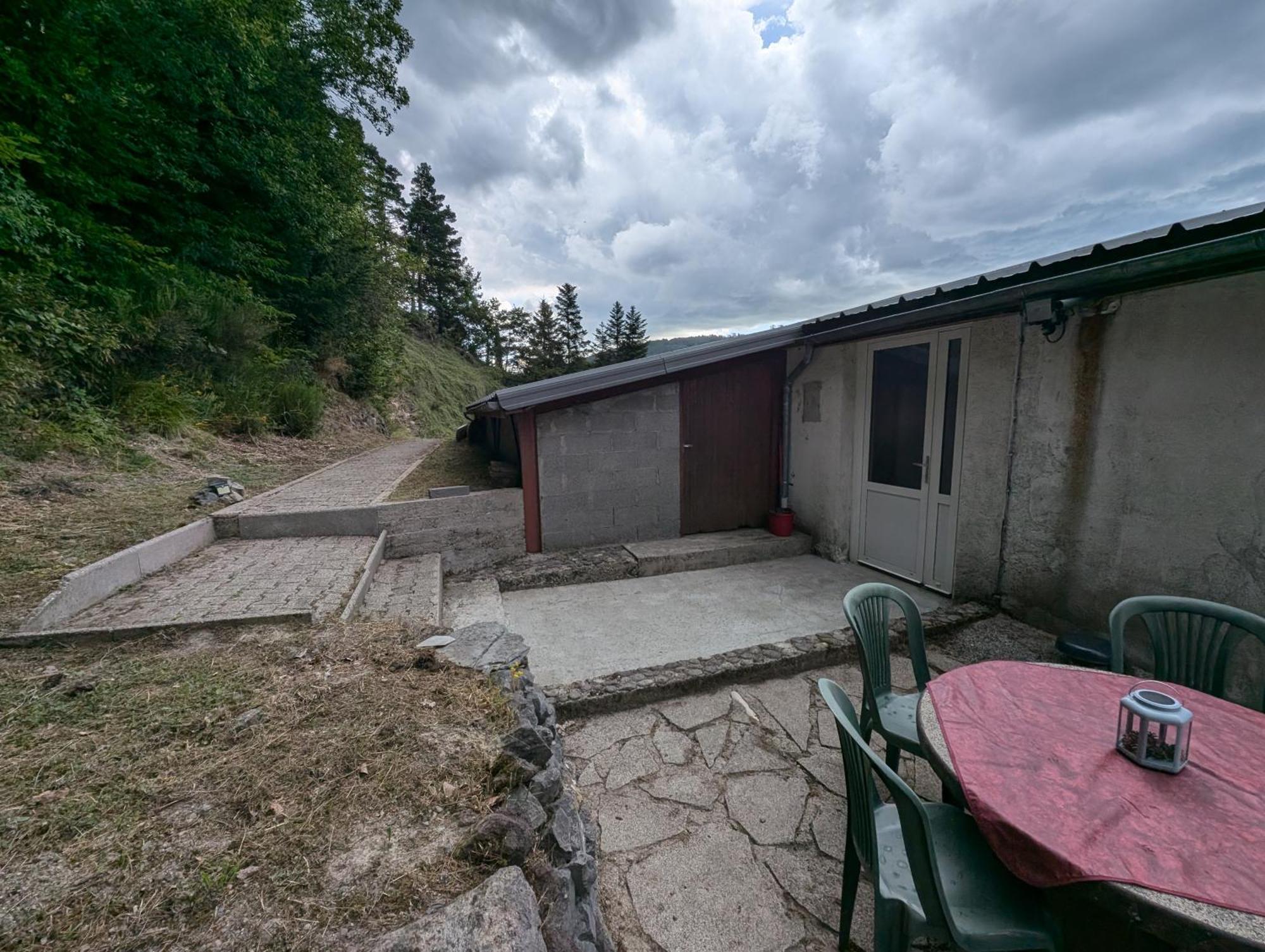 Logis Hotel Le Beau Site Chambon-sur-Lac Bagian luar foto
