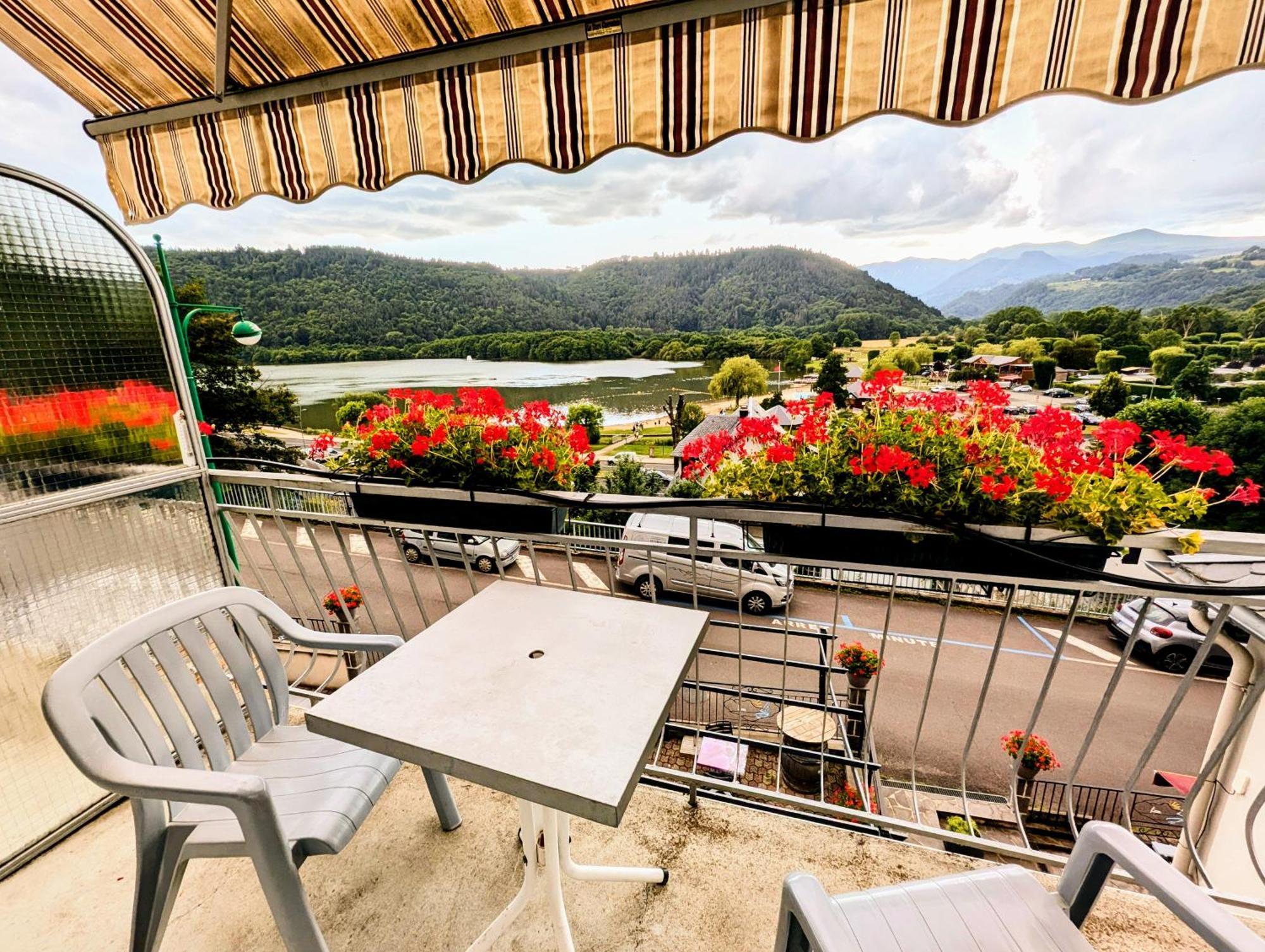 Logis Hotel Le Beau Site Chambon-sur-Lac Bagian luar foto
