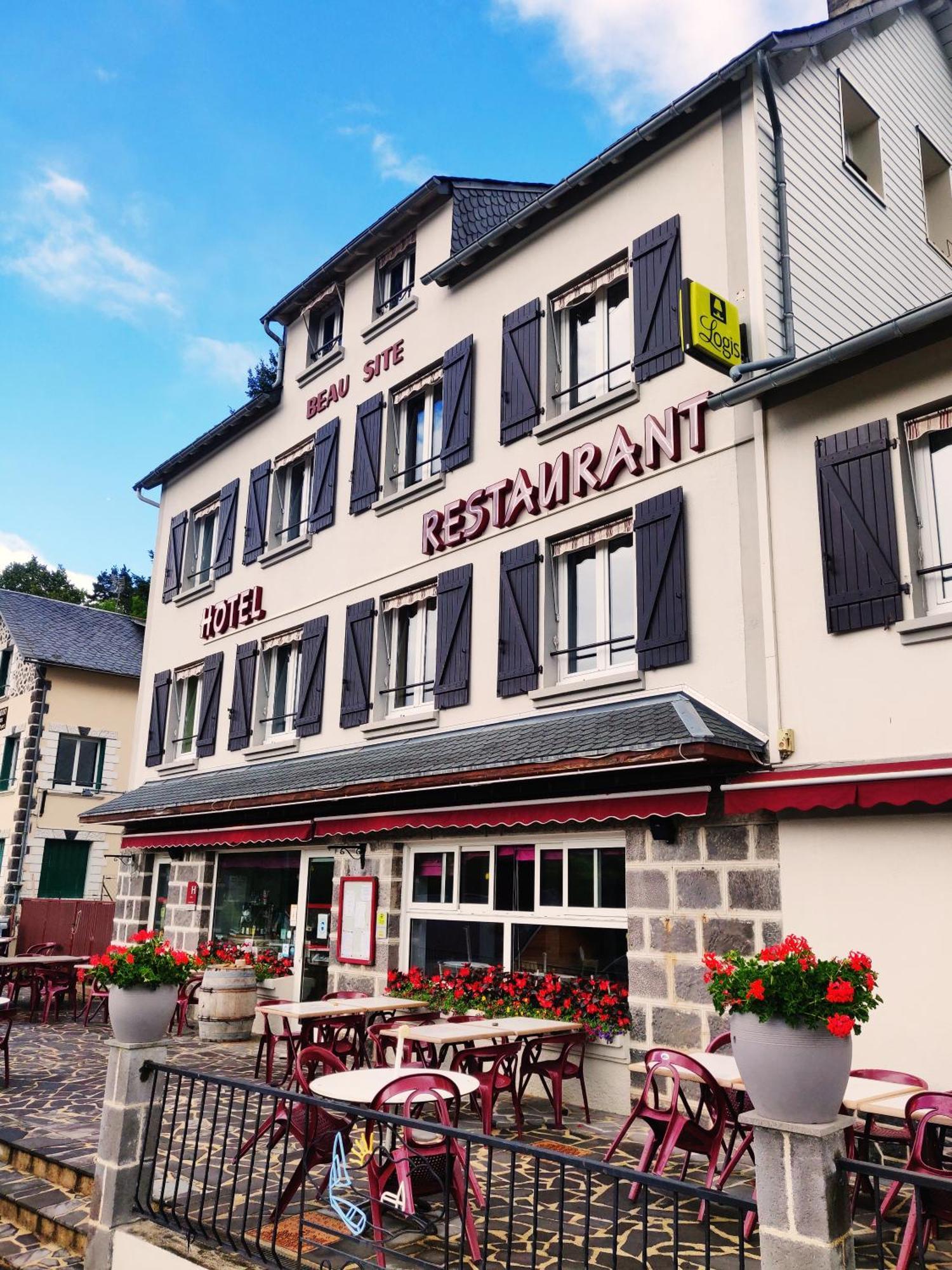 Logis Hotel Le Beau Site Chambon-sur-Lac Bagian luar foto