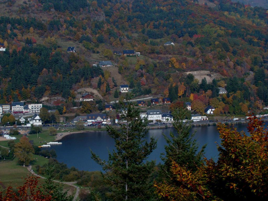 Logis Hotel Le Beau Site Chambon-sur-Lac Bagian luar foto