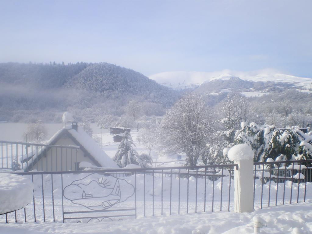 Logis Hotel Le Beau Site Chambon-sur-Lac Bagian luar foto
