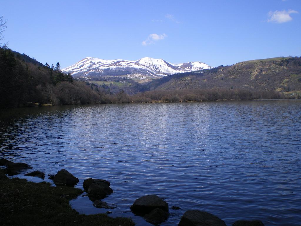 Logis Hotel Le Beau Site Chambon-sur-Lac Bagian luar foto