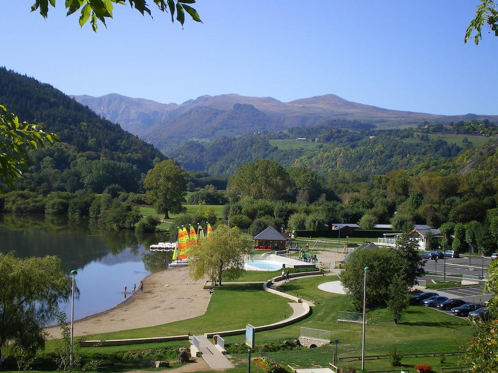 Logis Hotel Le Beau Site Chambon-sur-Lac Bagian luar foto