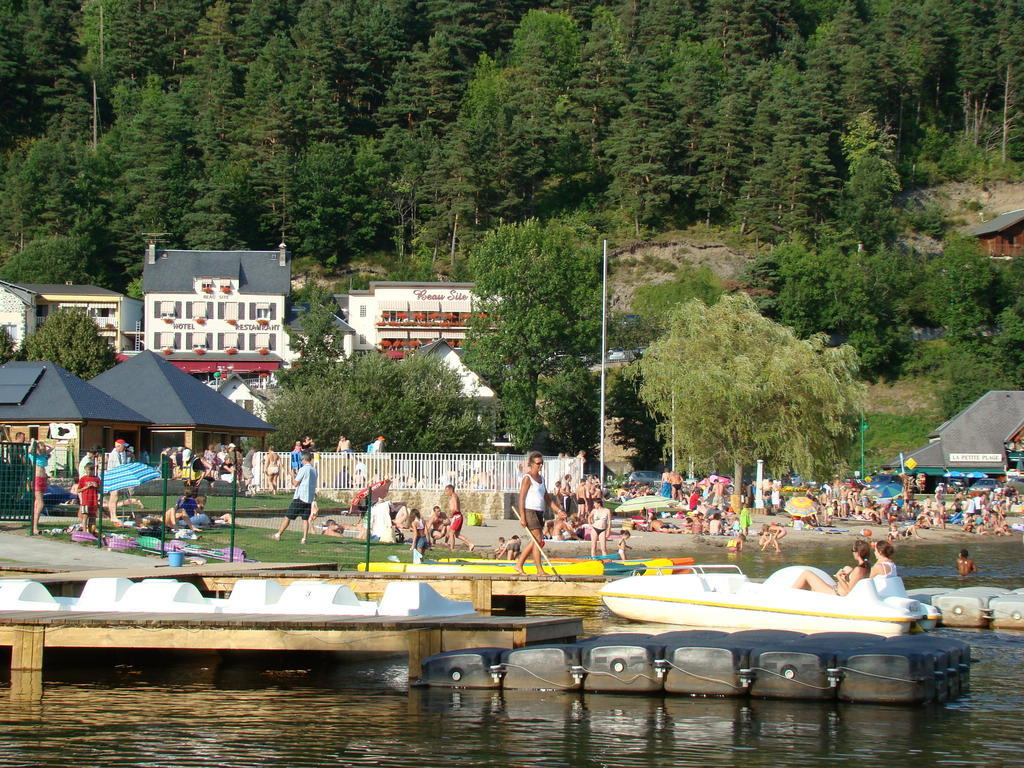 Logis Hotel Le Beau Site Chambon-sur-Lac Bagian luar foto